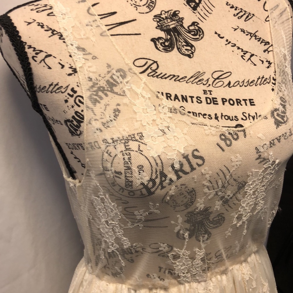 Lace dress w/skirt lining. - Picture 2 of 5